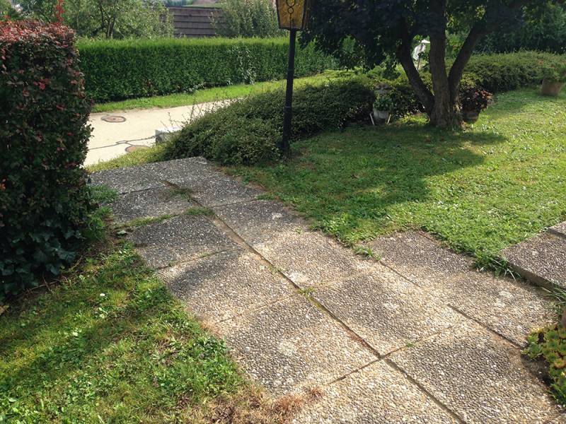 accès par escalier et cheminement en dalle béton