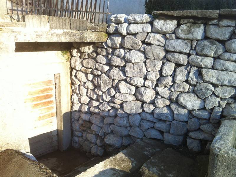 Pose margelle de protection sur le mur